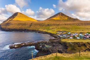 Küçük bir köy olan Gjogv, Eysturoy adasındaki dağın yamacında yer alıyordu. Sahili olan güzel körfez. Faroe Adaları..