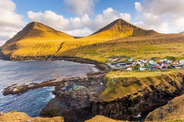 Küçük bir köy olan Gjogv, Eysturoy adasındaki dağın yamacında yer alıyordu. Sahili olan güzel körfez. Faroe Adaları..