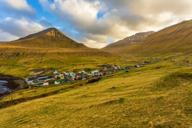 Küçük bir köy olan Gjogv, Eysturoy adasındaki dağın yamacında yer alıyordu. Sahili olan güzel körfez. Faroe Adaları..