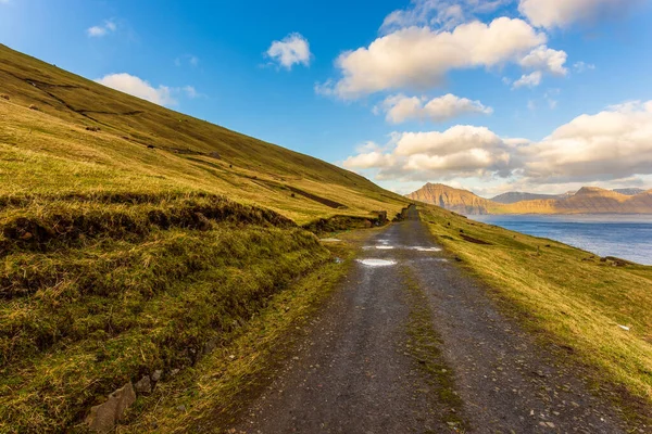 Faroe Adaları üzerinde gün batımı, Atlantik Okyanusu 'nda volkanik bir takımada. Gjogv, Eysturoy Adası, Faroe Adaları.
