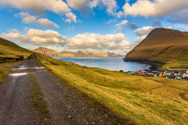 Küçük bir köy olan Gjogv, Eysturoy adasındaki dağın yamacında yer alıyordu. Sahili olan güzel körfez. Faroe Adaları..