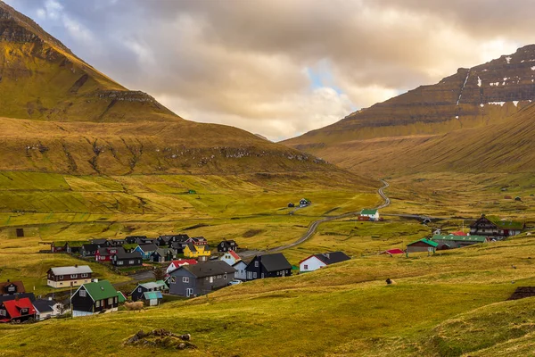 Küçük bir köy olan Gjogv, Eysturoy adasındaki dağın yamacında yer alıyordu. Sahili olan güzel körfez. Faroe Adaları..