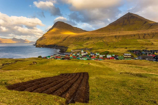 Küçük bir köy olan Gjogv, Eysturoy adasındaki dağın yamacında yer alıyordu. Sahili olan güzel körfez. Faroe Adaları..