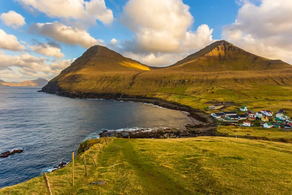 Küçük bir köy olan Gjogv, Eysturoy adasındaki dağın yamacında yer alıyordu. Sahili olan güzel körfez. Faroe Adaları..