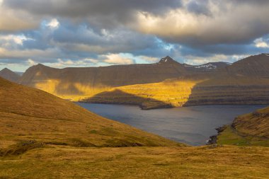 Faroe Adaları üzerinde gün batımı, Atlantik Okyanusu 'nda volkanik bir takımada. Eğlence Komünü, Eysturoy Adası, Faroe Adaları.