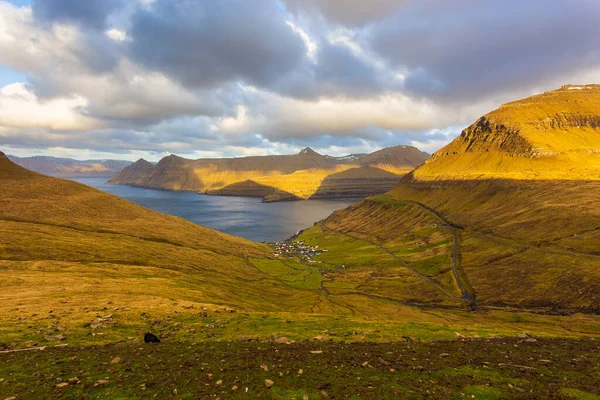 Faroe Adaları Üzerinde Gün Batımı Atlantik Okyanusu Nda Volkanik Bir — Stok fotoğraf