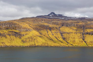 Faroe Adaları 'ndaki dağ manzarası Atlantik Okyanusu' ndaki volkanik bir takımada. Hosvik, Streymoy Adası, Faroe Adaları.