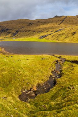 Faroe Adaları 'ndaki dağ manzarası Atlantik Okyanusu' ndaki volkanik bir takımada. Kollafjordur, Streymoy Adası, Faroe Adaları.