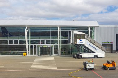 Sorvagur, Faroe Adaları - 07 Mayıs 2018: Vagar havaalanı önlüğü. Binalar ve servis arabaları.