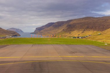 Vagar Havaalanı pisti. Arkadaki Leitisvatn Gölü. Sorvagur, Faroe Adası