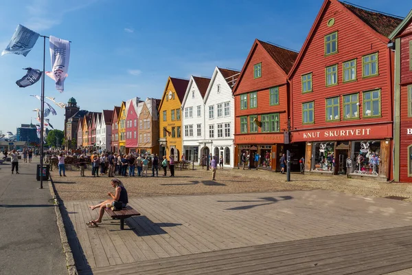 ノルウェーのベルゲン May 2018 Vagen港の東側に並ぶHanseatic遺産商業ビルのBrygenシリーズの眺め — ストック写真