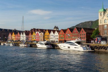 Bergen, Norveç - 27 Mayıs 2018: Bryggen 'in görüntüsü, Vagen limanının doğu tarafında sıralanan Hanseatik mirası ticari binalar serisi .