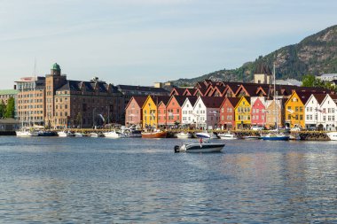 Bergen, Norveç - 27 Mayıs 2018: Bryggen 'in görüntüsü, Vagen limanının doğu tarafında sıralanan Hanseatik mirası ticari binalar serisi .