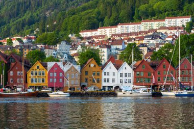 Bergen, Norveç - 27 Mayıs 2018: Bryggen 'in görüntüsü, Vagen limanının doğu tarafında sıralanan Hanseatik mirası ticari binalar serisi .