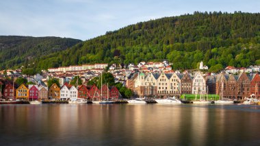 Bergen, Norveç - 27 Mayıs 2018: Bryggen 'in görüntüsü, Vagen limanının doğu tarafında sıralanan Hanseatik mirası ticari binalar serisi .