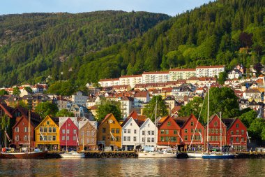 Bergen, Norveç - 27 Mayıs 2018: Bryggen 'in görüntüsü, Vagen limanının doğu tarafında sıralanan Hanseatik mirası ticari binalar serisi .