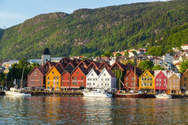 Bergen, Norveç - 27 Mayıs 2018: Bryggen 'in görüntüsü, Vagen limanının doğu tarafında sıralanan Hanseatik mirası ticari binalar serisi .