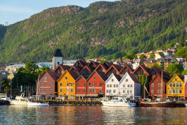 Bergen, Norveç - 27 Mayıs 2018: Bryggen 'in görüntüsü, Vagen limanının doğu tarafında sıralanan Hanseatik mirası ticari binalar serisi .