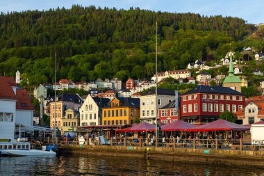Bergen, Norveç - 27 Mayıs 2018: Bryggen 'in görüntüsü, Vagen limanının doğu tarafında sıralanan Hanseatik mirası ticari binalar serisi .