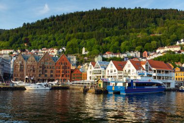 Bergen, Norveç - 27 Mayıs 2018: Bryggen 'in görüntüsü, Vagen limanının doğu tarafında sıralanan Hanseatik mirası ticari binalar serisi .