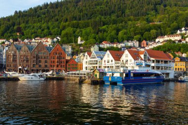 Bergen, Norveç - 27 Mayıs 2018: Bryggen 'in görüntüsü, Vagen limanının doğu tarafında sıralanan Hanseatik mirası ticari binalar serisi .