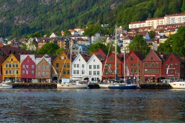 Bergen, Norveç - 27 Mayıs 2018: Bryggen 'in görüntüsü, Vagen limanının doğu tarafında sıralanan Hanseatik mirası ticari binalar serisi .