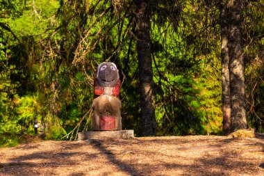 Bergen, Norveç - 28 Mayıs 2018: Ahşap, renkli heykel orman efsanesinin efsanevi yaratığı. Floyen tepesi.