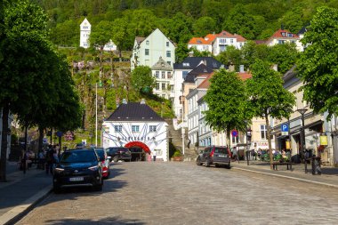 Bergen, Norveç - 27 Mayıs 2018: Floibanen teleferiğine giriş. Yeşil tepe arka planında beyaz bir bina.