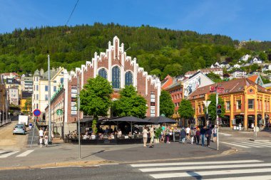 Bergen, Norveç - 27 Mayıs 2018: Şehir merkezindeki renkli bina. Dükkan ve restoran..