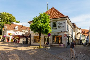Bergen, Norveç - 27 Mayıs 2018: Şehir merkezindeki renkli bina. Dükkan ve restoran..