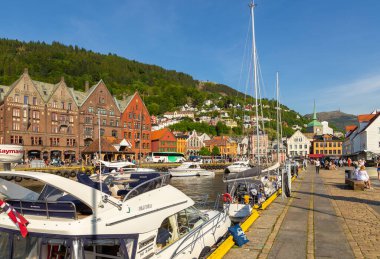 Bergen, Norveç - 27 Mayıs 2018: Bryggen 'in görüntüsü, Vagen limanının doğu tarafında sıralanan Hanseatik mirası ticari binalar serisi .