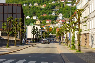 Bergen, Norveç - 27 Mayıs 2018: Şehrin bahar manzarası. Merkezdeki renkli bina.