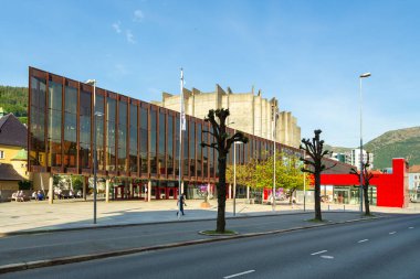 Bergen, Norveç - 27 Mayıs 2018: Şehrin bahar manzarası. Merkezdeki renkli bina.
