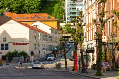 Bergen, Norveç - 27 Mayıs 2018: Şehrin bahar manzarası. Merkezdeki renkli bina.