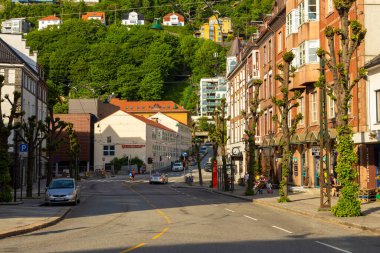 Bergen, Norveç - 27 Mayıs 2018: Şehrin bahar manzarası. Merkezdeki renkli bina.