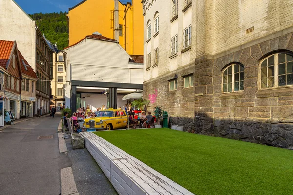 Bergen, Norveç - 27 Mayıs 2018: Şehrin bahar manzarası. Merkezdeki renkli bina.