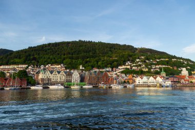Bergen, Norveç - 27 Mayıs 2018: Bryggen 'in görüntüsü, Vagen limanının doğu tarafında sıralanan Hanseatik mirası ticari binalar serisi .