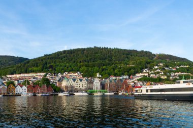 Bergen, Norveç - 27 Mayıs 2018: Bryggen 'in görüntüsü, Vagen limanının doğu tarafında sıralanan Hanseatik mirası ticari binalar serisi .