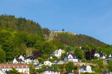 Bergen, Norveç - 27 Mayıs 2018: Floyen Hill 'deki şehir merkezinde şık bir bina.