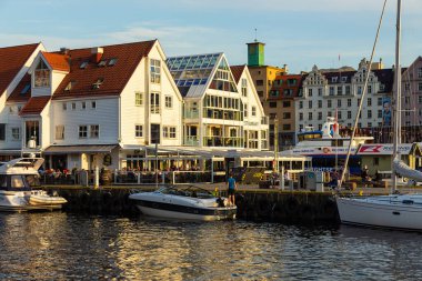 Bergen, Norveç - 27 Mayıs 2018: Yatlar ve tekneler Bergen 'deki marinaya demir attı. Bergen Körfezi.
