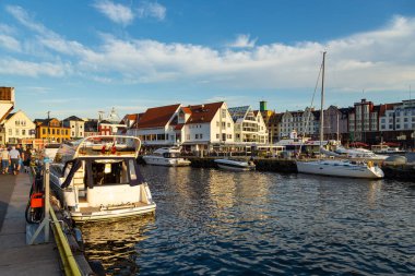 Bergen, Norveç - 27 Mayıs 2018: Yatlar ve tekneler Bergen 'deki marinaya demir attı. Bergen Körfezi.