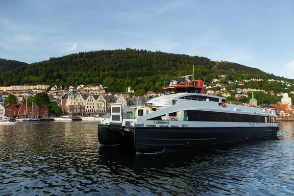 Bergen, Norveç - 27 Mayıs 2018: Bryggen manzarası, Vagen limanının doğu tarafında sıralanan bir dizi Hanseatic mirası ticari binaları. Feribot yolcuları.