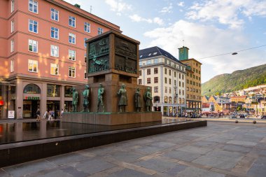 Bergen, Norveç - 28 Mayıs 2018: Viking zamanlarından 20. yüzyıla kadar denizcilerin anısına anıt.