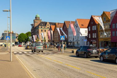 Bergen, Norveç - 29 Mayıs 2018: Vagen limanının doğu tarafında sıralanan Hanseatik mirası ticari binaların Bryggen serisinin görüntüsü.