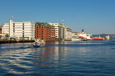 Bergen, Norveç - 29 Mayıs 2018: Yatlar ve tekneler Bergen 'deki marinaya demir attı. Bergen Körfezi.