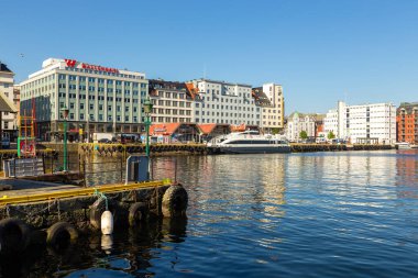 Bergen, Norveç - 29 Mayıs 2018: Yatlar ve tekneler Bergen 'deki marinaya demir attı. Bergen Körfezi.