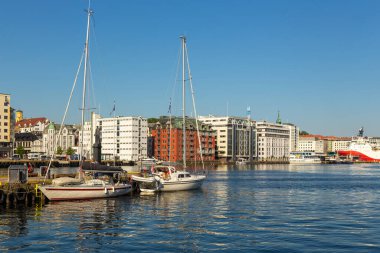 Bergen, Norveç - 29 Mayıs 2018: Yatlar ve tekneler Bergen 'deki marinaya demir attı. Bergen Körfezi.
