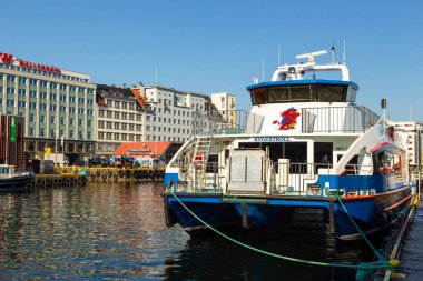 Bergen, Norveç - 29 Mayıs 2018: Yatlar ve tekneler Bergen 'deki marinaya demir attı. Bergen Körfezi.