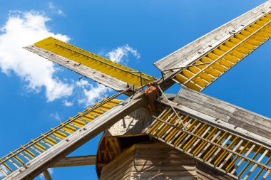 Hollanda tipi rüzgar gülü, Kashubian Etnoğrafya Parkı açık hava müzesinden. Wdzydze Kiszewskie, Polonya.