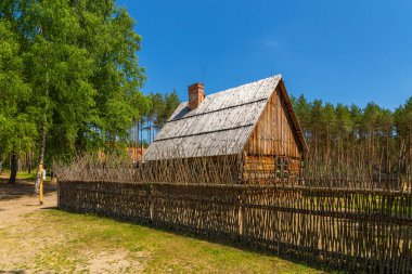 Kashubian Etnoğrafya Parkı 'ndaki açık hava müzesindeki kır evi. Wdzydze Kiszewskie, Polonya.